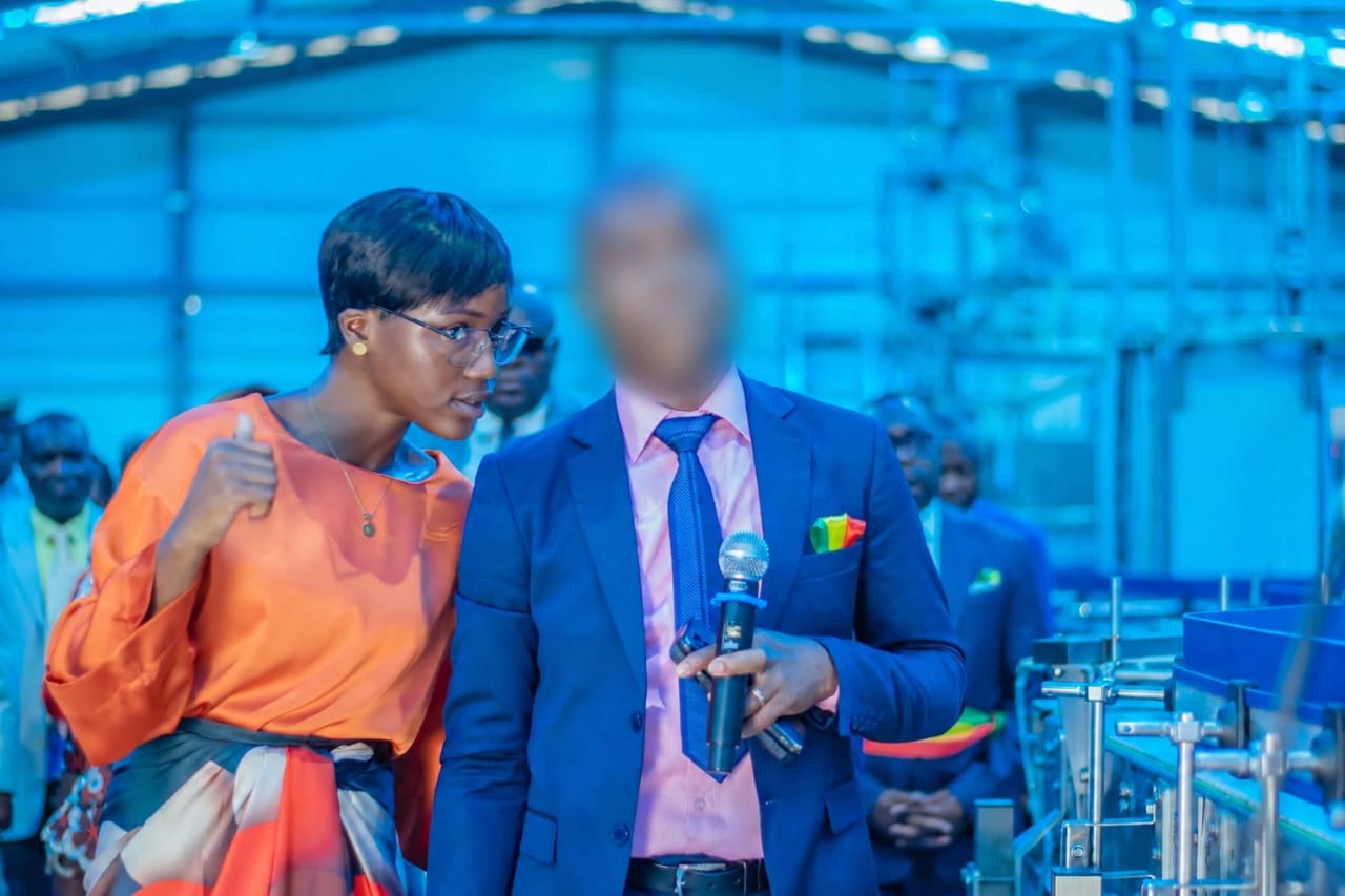 Dame Justine dans une usine de fabrication agroalimentaire
